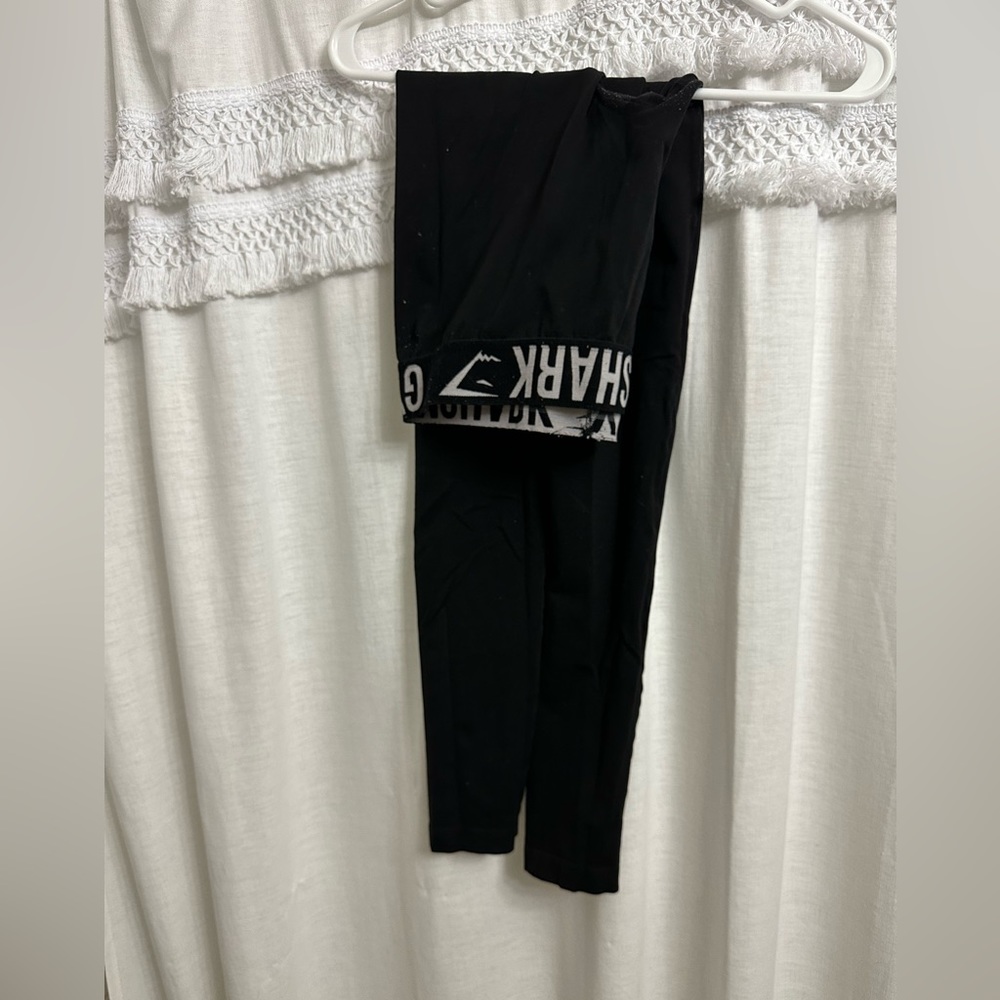 Gym shark leggings